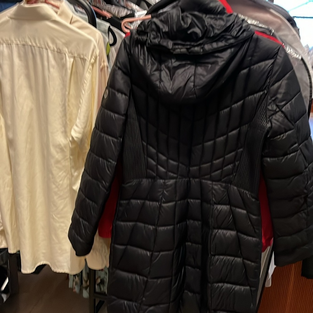 Almost like new winter coat puffer with vest that zips up under front - Picture 4 of 6